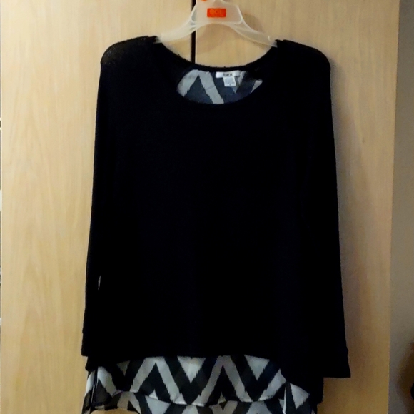 Black and white sweater. - Picture 1 of 2